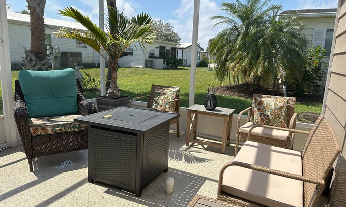 Sarasota House | This house is a 2 bedroom(s), 2 bathrooms, located in Sarasota, FL.