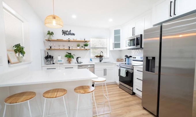 Meadowlawn House | This house is a 4 bedroom(s), 2 bathrooms, located in St. Petersburg, FL.