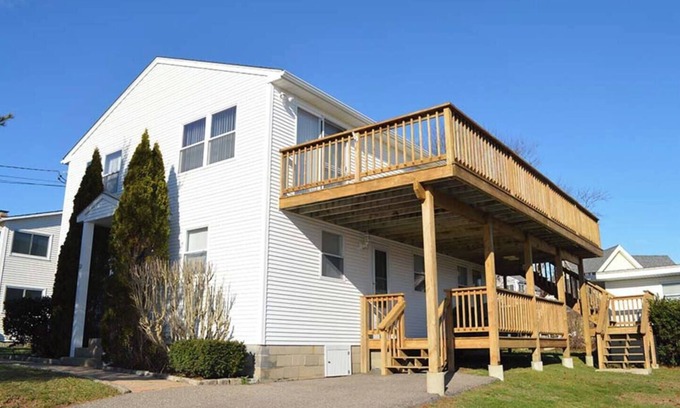 Eastward Look House | This house is a 6 bedroom(s), 2 bathrooms, located in Narragansett, RI.