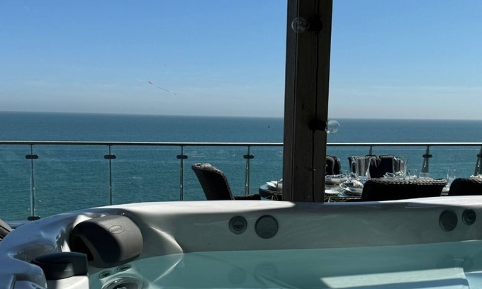Ramsgate Apartment | This penthouse is a 2 bedroom(s), 2 bathrooms, located in Ramsgate, England.