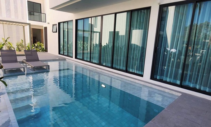Na Kluea Villa | This premium villa, situated just 200 meters from the coast and convenience.n