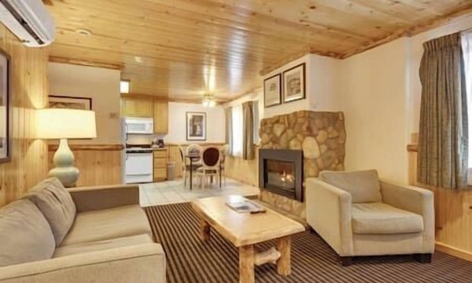 South Lake Tahoe House | This Spacious 2 Bedroom 1 Bath Townhouse in South Lake Tahoe Sleeps 6