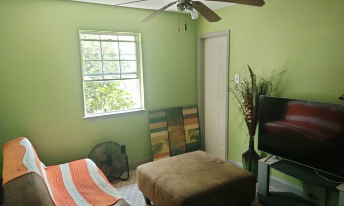 Marrero House | This stylish space has a hometown vibe w/inexpensive transport to downtown NOLA