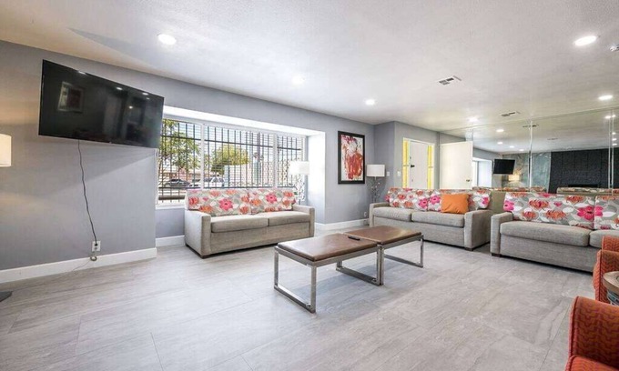 Las Vegas Villa | This villa is a 3 bedroom(s), 2 bathrooms, located in Las Vegas, NV.