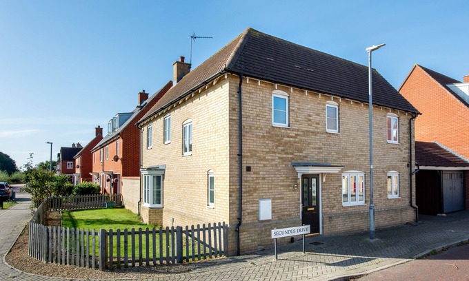 Colchester House | Three Bed 2.5 Bath Detached House