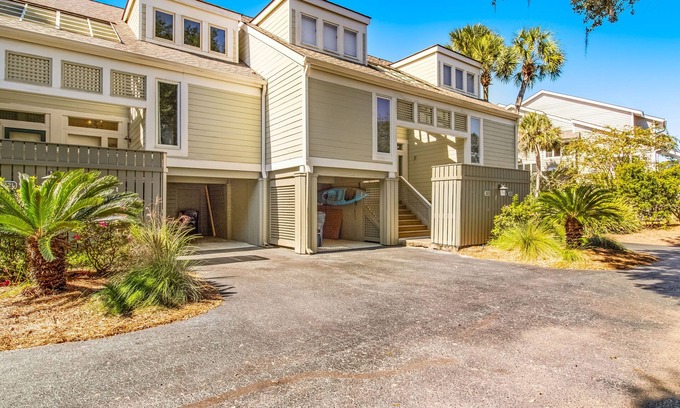 Seabrook Island Villa | Three-level marsh-front villa with screened porch - walk to all amenities
