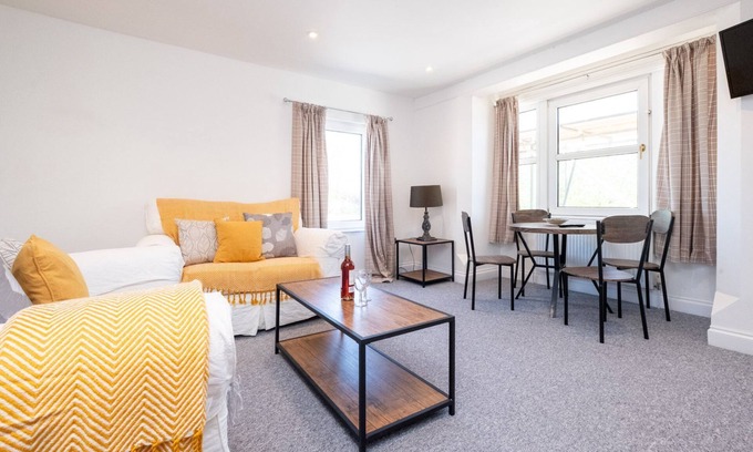 Pettistree Cottage | Three Tuns Apartments - Elm - sleeps 2 guests in 1 bedroom