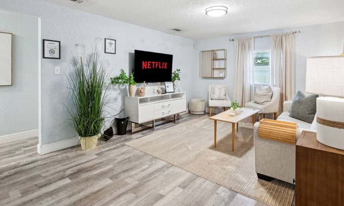 Zephyrhills House | Thrilling Skydive Haven: Modern, Cozy Retreat Near Tampa