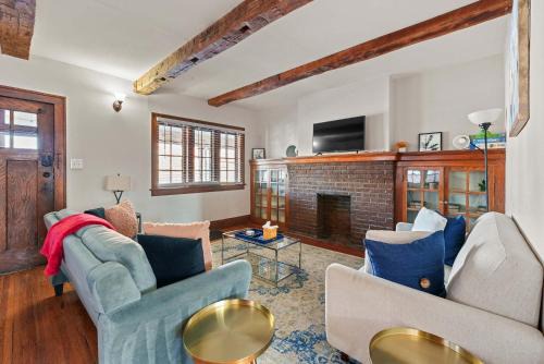 Clintonville House | Tibet Twins 1 Cozy Stay for 6