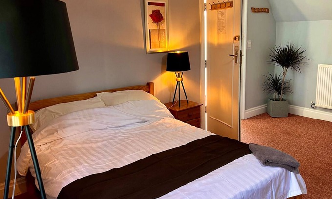 Hull Apartment | Tidy rooms above period local pub