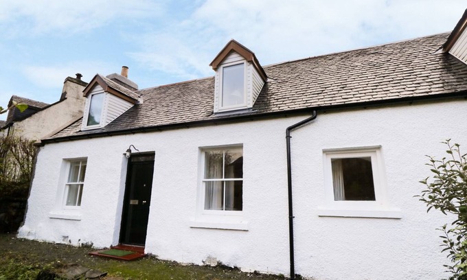 Ardelve Cottage | TIGH FASGAIDH, pet friendly, with open fire in Dornie