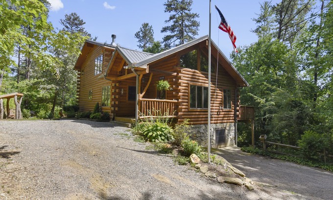 Clyde Cabin | Timber Hollow:2 master suites on a bison ranch!