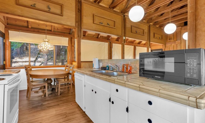 Yosemite West Cabin | Timber Lodge Yosemite Enveloped in Nature!
