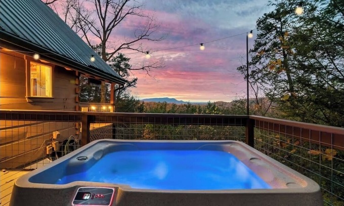 Gatlinburg - Pigeon Forge Cabin | Timber Lodge! Mtn View, Pickleball, Close 2 Dolly!