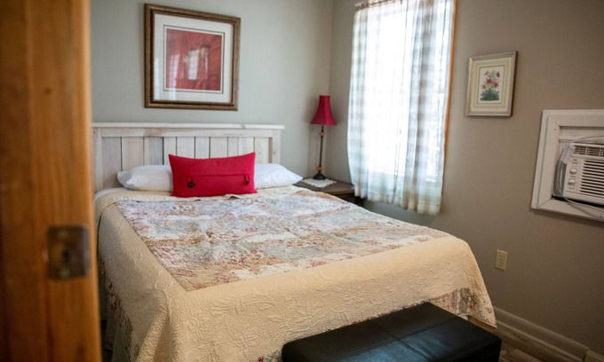 Old Washington Cottage | Timberline Cabins - The Pinewood Cottage - Hot tub, Fireplace, Pets