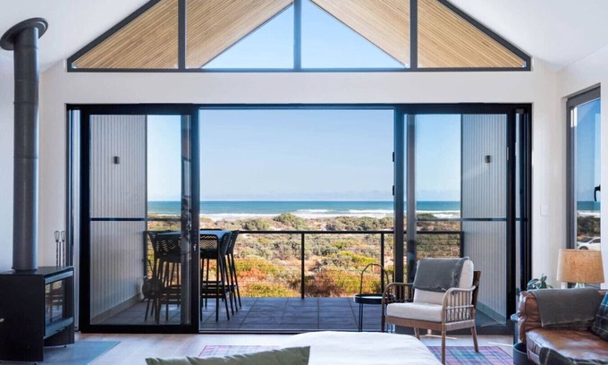Middleton House | Timbers By The Sea, Beachfront Bliss with Fireplac