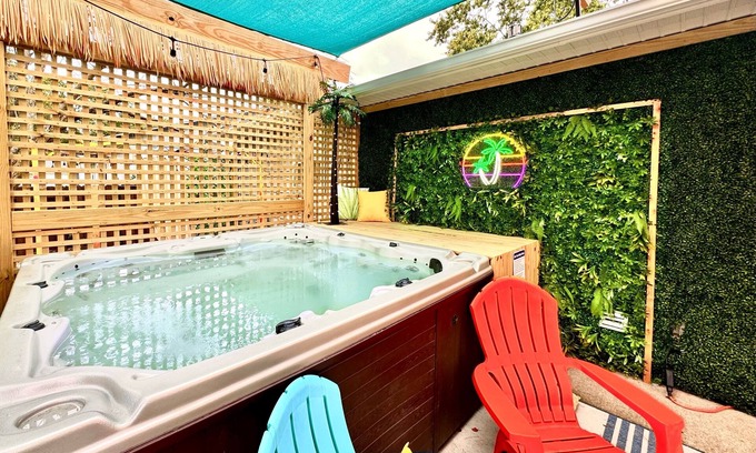 Normal House | Time Traveler - Hot Tub, firepit, grill, games, and fun!