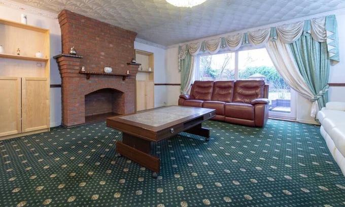 Canvey Island House | Timeless Treasure: A Traditional and Spacious House