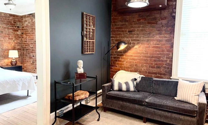 Sweetwater Apartment | Tin W Suite-Remedies Inn, downtown historic