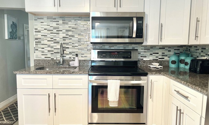 Oneco Cottage | Tiny Cottage 3-Bedroom Sleeps 6: w/WiFi in Marvelous Bradenton 10 min from IMG