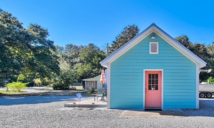 Murrells Inlet Cottage | Tiny cottage with King bed, kitchen, dog friendly