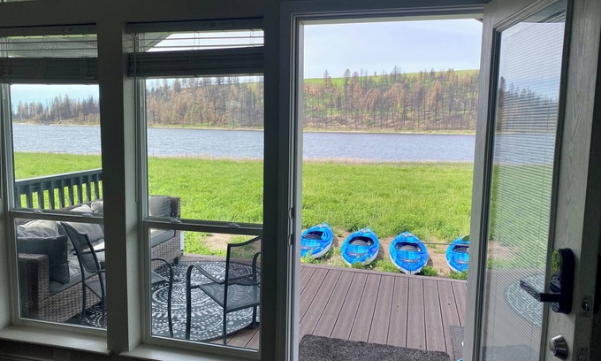 Medical Lake Other | Tiny Farmhouse on the Lake -Lakefront- Kayaks available!
