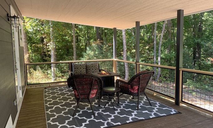 Flat Rock House | Tiny Home @ Backyard Apple Cottages