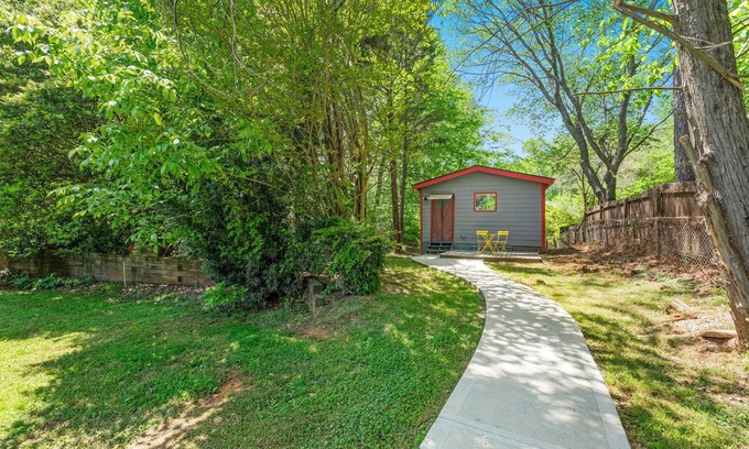 Lawrenceville Cabin | Tiny Home Retreat in Lawrenceville near Gas Sout Arena - Perfect for couples