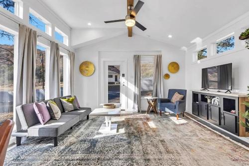 Owens Cross Roads House | Tiny House Near Hiking- Green Mountain Getaway