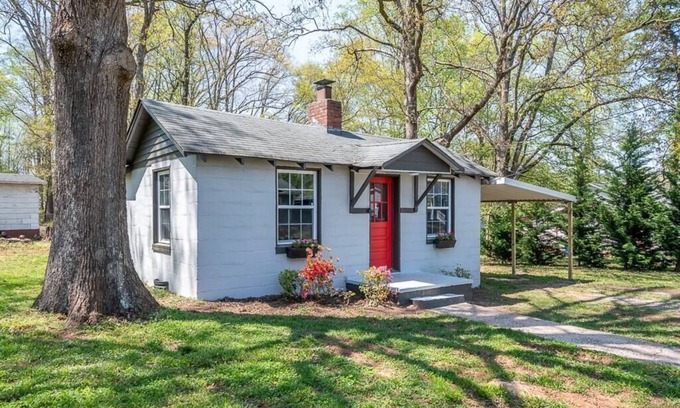 Mount Holly House | Tiny House w/1st Class Amenities- 12 Min to CLT
