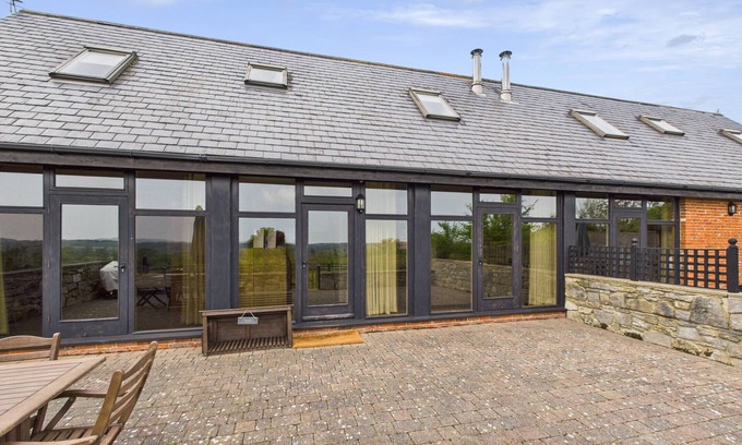 Ryde Cottage | Tithe Barn, Little Upton Farm