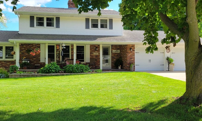 Ashwaubenon House | Titletown Treasure - 832 Steps from Lambeau Field