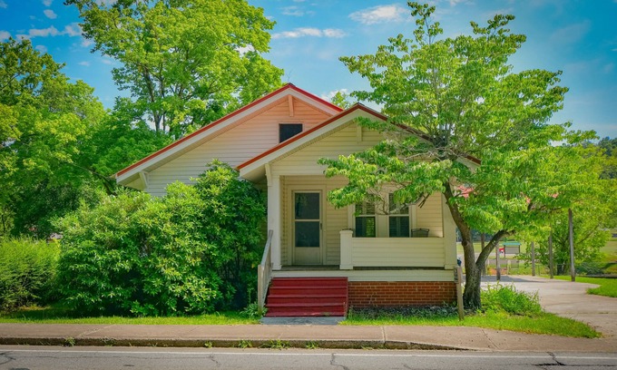 Williamstown House | Toccoa River House- Toccoa River Front, 2br/2ba, walk to town, Wifi