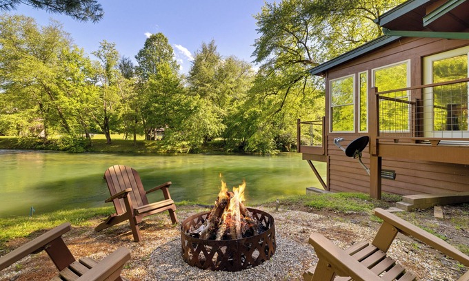 Mineral Bluff Cabin | Toccoa Riverside Cabin: Pet-Friendly, Hot Tub, Firepit & Prime Fishing Retreat