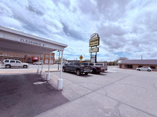 Riverton Hotel | Tomahawk Motor Lodge By OYO Riverton US-26