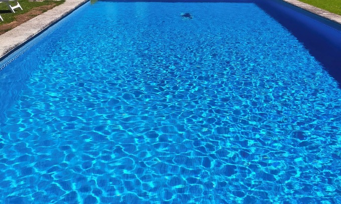 Tomino House | Tomiño, Casa Amplia y Tranquila con Piscina y Chimenea