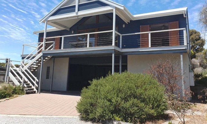 Warrenben House | Top Deck - Very Comfortable two Story Holiday Home