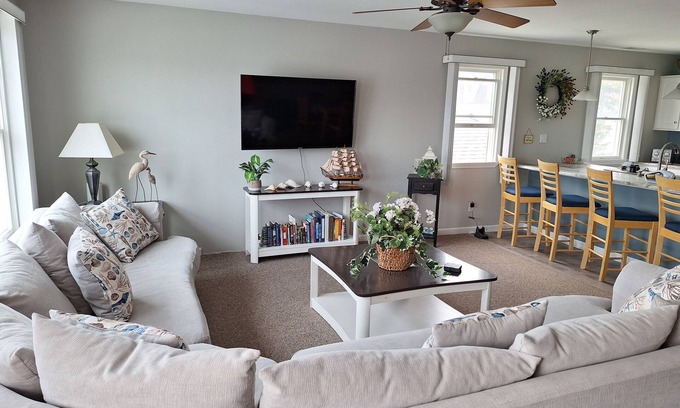 Wildwood Condo | Top Fl End Unit w/partial ocean view, 3 Br, 2 Bth Condo, 1 1/2 Blks to Beach.