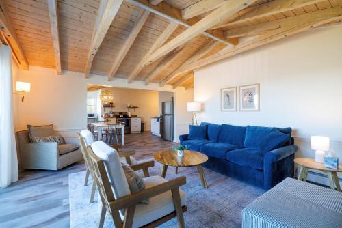 Southwest Harbor Apartment | Top Floor Condo w/Ocean Views [Admirals Quarters]