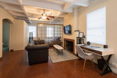 Anniston Apartment | Top floor Spacious Studio