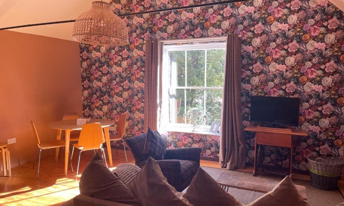 Bildeston Apartment | Top House -Stylish property in village location