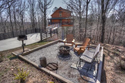 Cleveland House | Top of the Line Treehouse Near Helen, Georgia