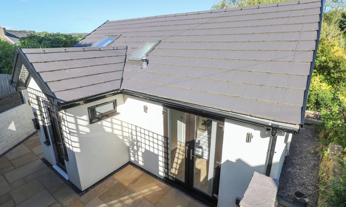 Newbridge House | TORINO LODGE, pet friendly, with a garden in Newbridge, Caerffili