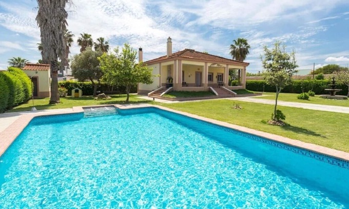 Los Palacios y Villafranca Ski Chalet | Tourist accommodation. 3 bedrooms. Pool and garden. The Palaces, Seville