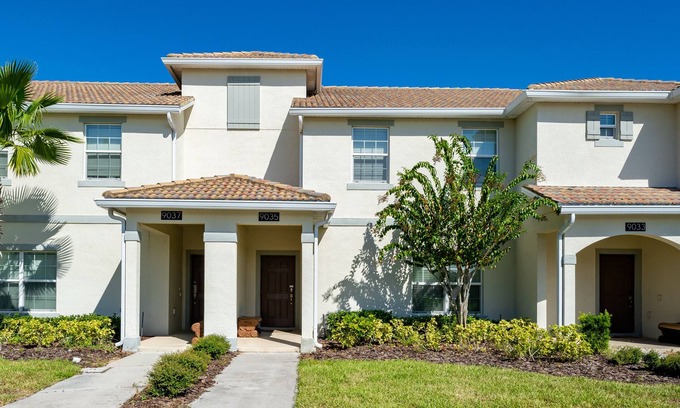 Davenport House | Town Home With Pool in Gated Golf Community Of Champions Gate Resort