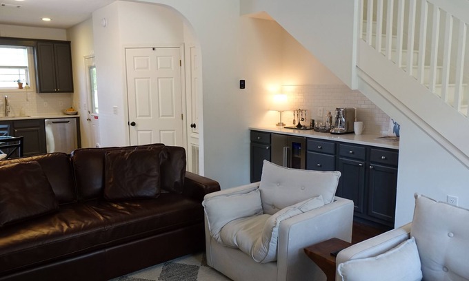 Pickwood House | Townhouse 3bd 3.5 bth Auburn, AL Quiet area and pet friendly 1 mile from campus