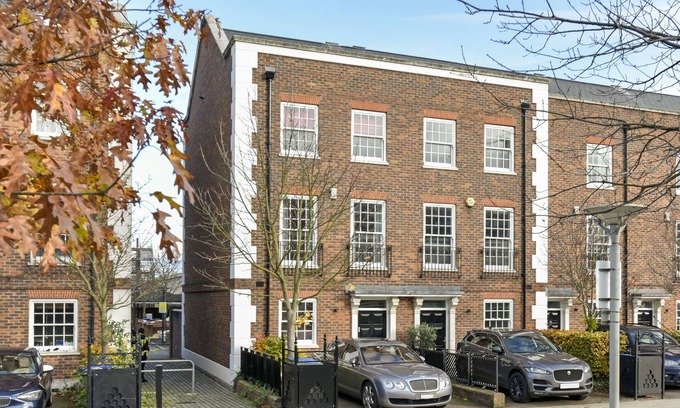 Woolwich House | Townhouse Overlooking Park Borough Of Greenwich. near Elizabeth Line Station