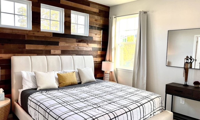 Durham House | TPV - Buckingham - 10 mins - Airport/Duke/Downtown