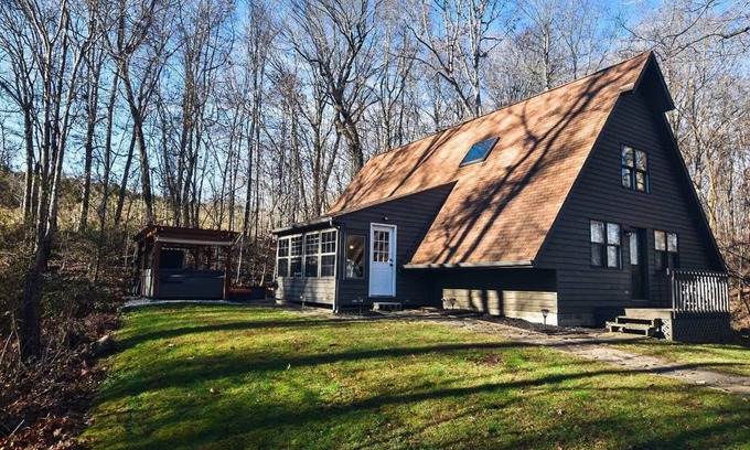 Logan House | Trailhead Chalet🌲Old Man’s Cave, Hot Tub, Private Trails, WiFi, Netflix🌲