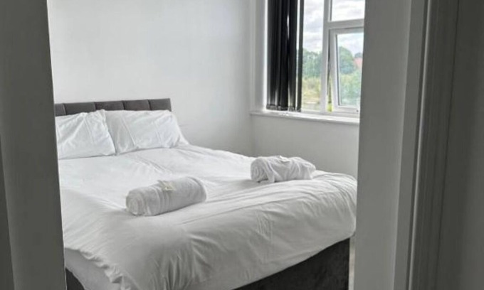 Scunthorpe Apartment | Train Station Aparthotel - Free Wifi, Free Parking Deluxe Double Studio
